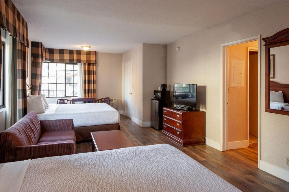 Studio City Court Yard Hotel